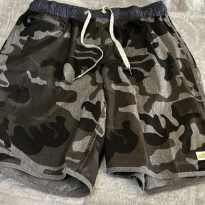 Vuori Shorts Men's M Banks Camo Drawstring Elastic Waist Performance Gym UNLINED